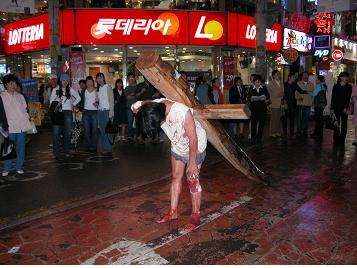 안양1번가 중앙 롯데리아 앞. 힘겨워하는 김영부 위원장의 주위에서 젊은이들이 관심을 갖고 지켜보고 있다. 